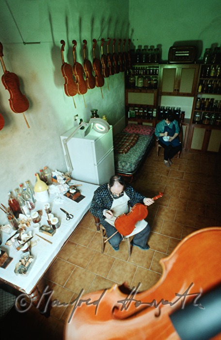 violinmaker mixing varnish