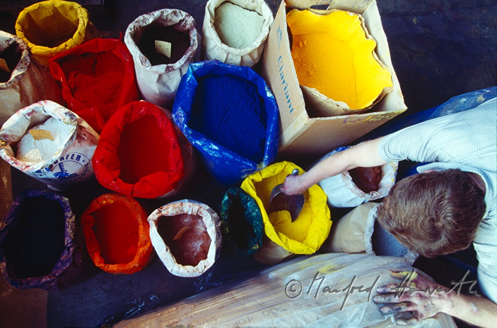 scaling of colour pigments for crayon leads