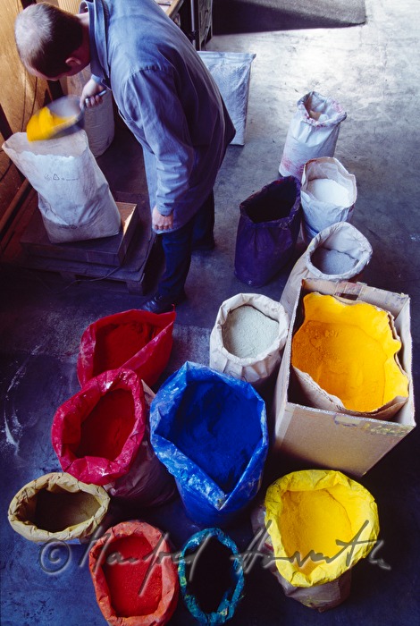scaling of colour pigments for crayon leads