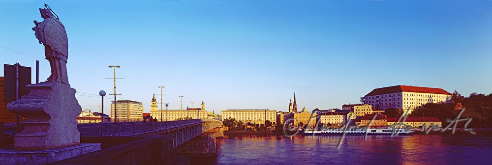 Nibelungenbrücke over the Danube