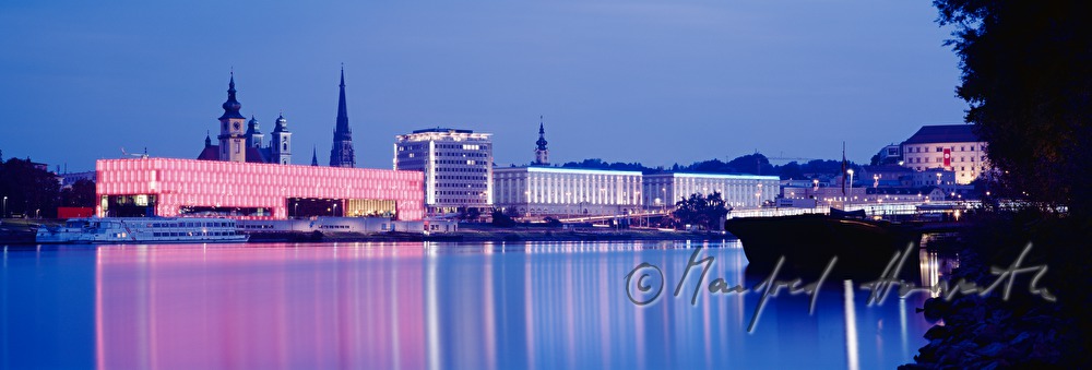 Danubepromenade with city center