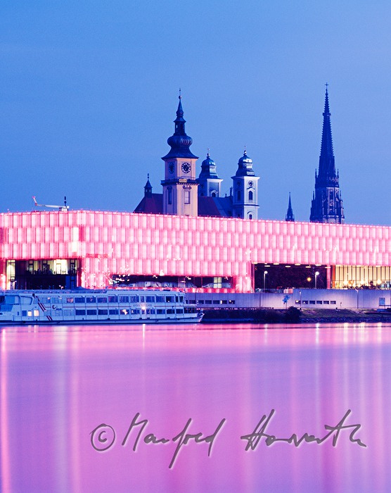 Danubepromenade with city center
