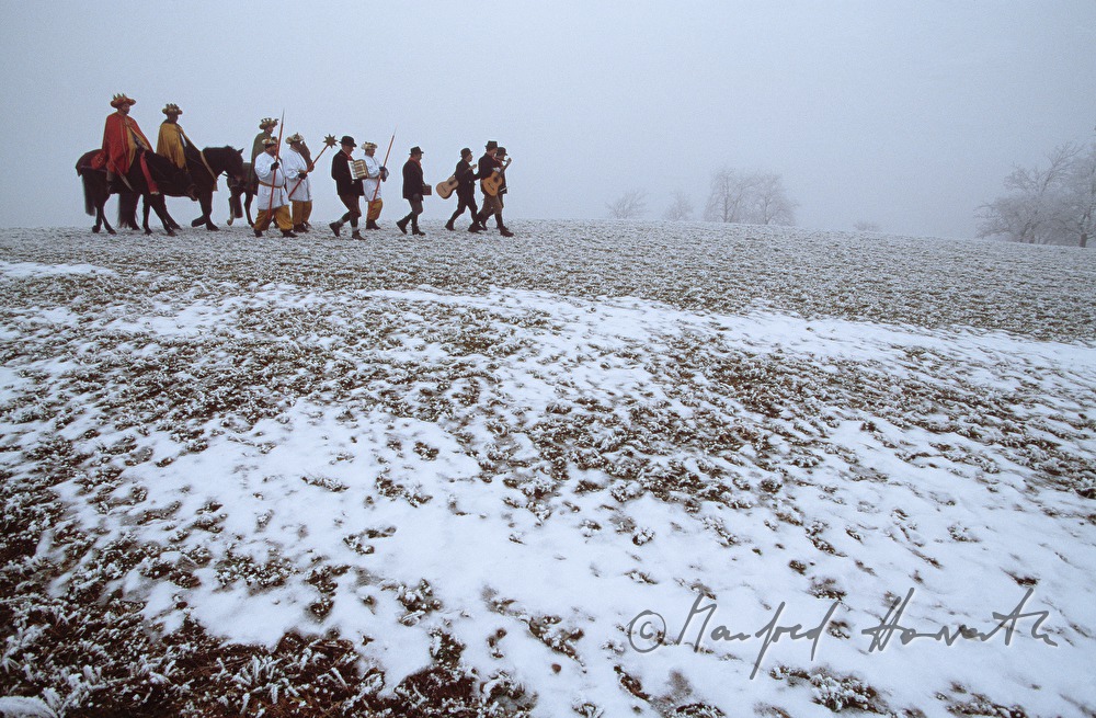 Kaspar, Melchior and Balthasar move to a farm