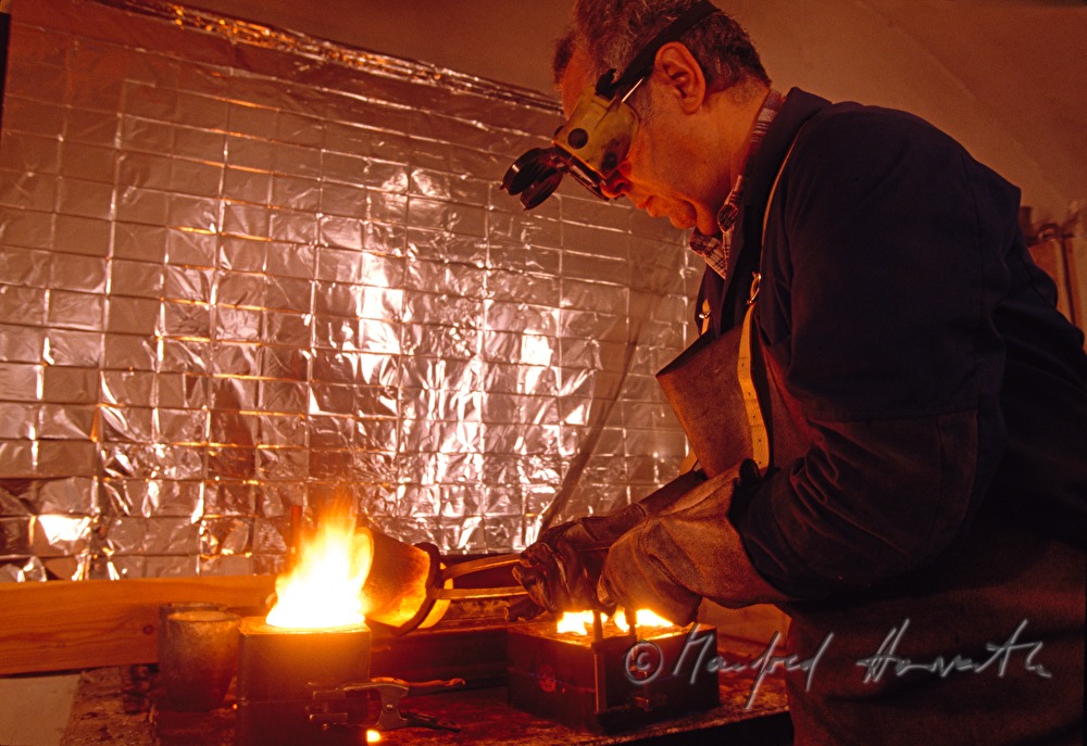 founder pours liquid metal