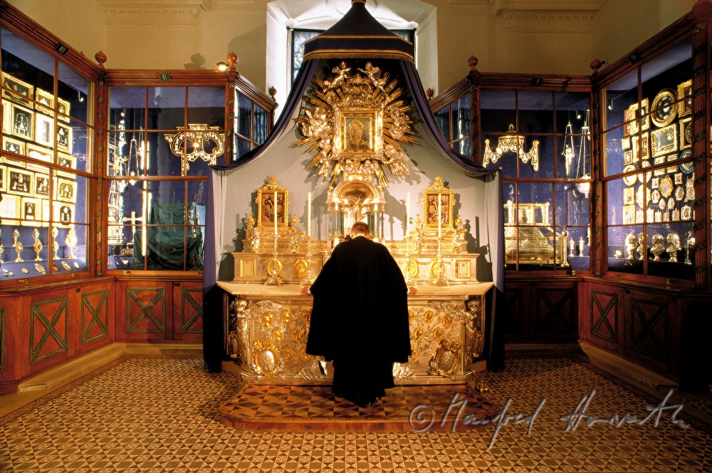 treasure chamber, priest prays at the altar