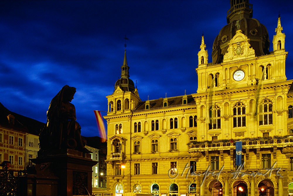 Erzherzog-Johann-Brunnen and townhall