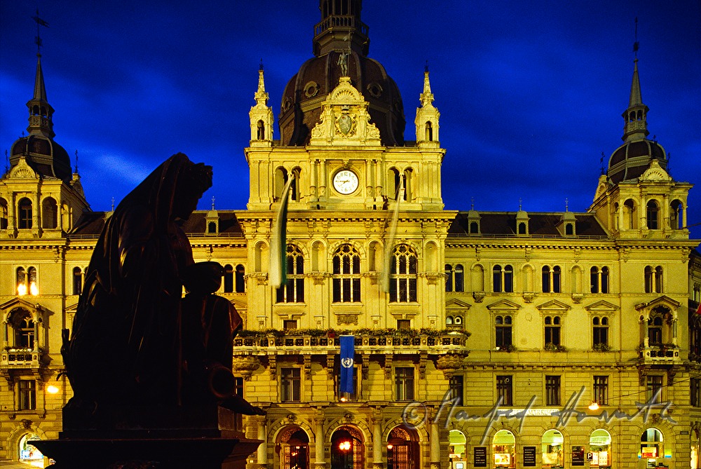 Erzherzog-Johann-Brunnen and townhall