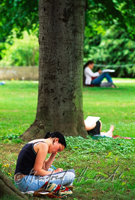 students reading books