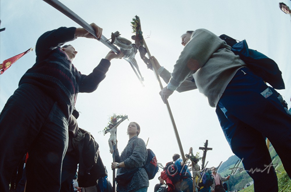 pilgrims cross their crosses for saluting
