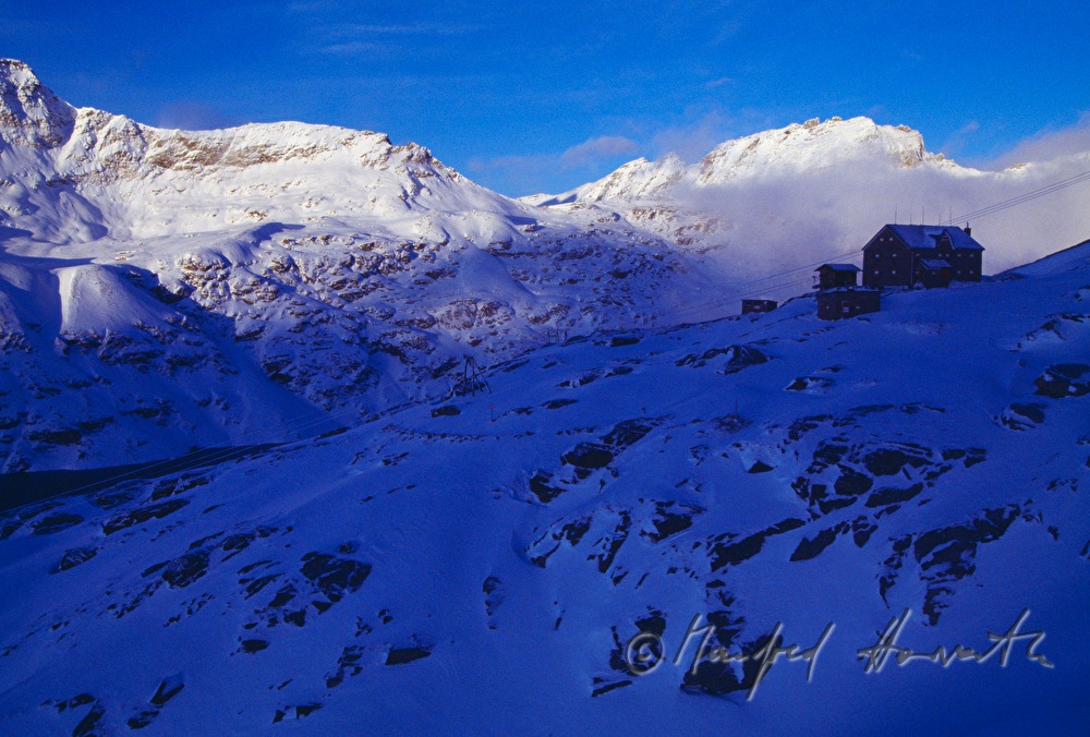 Duisburger Hut in an altitude of 2572 m