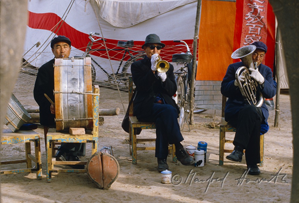 street band plays jazz