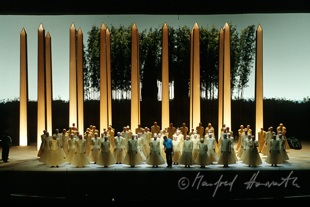 chorus at Mozart opera Zauberfloete