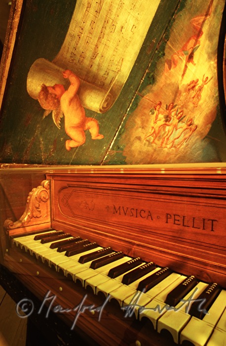 venecian cembalo on display in museum