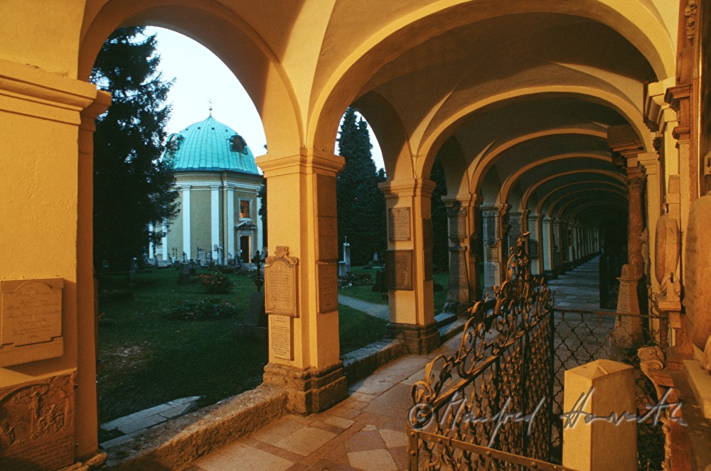 ambulantory with tombs