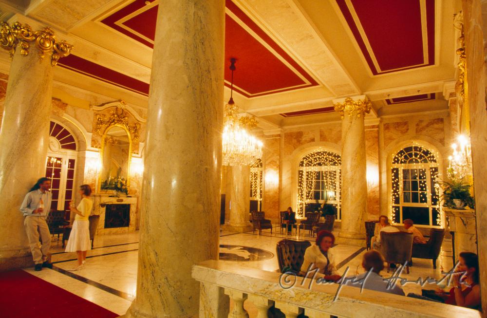 guests in the foyer of Grand Hotel de l'Europe