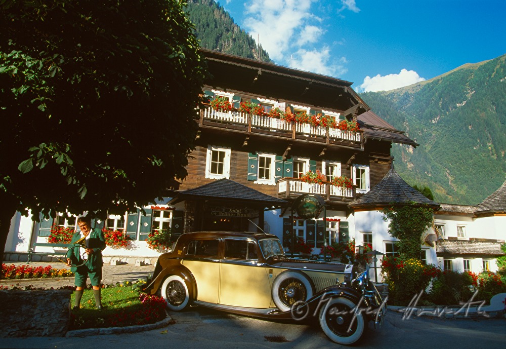 Hotel Grüner Baum, veteran car and driver