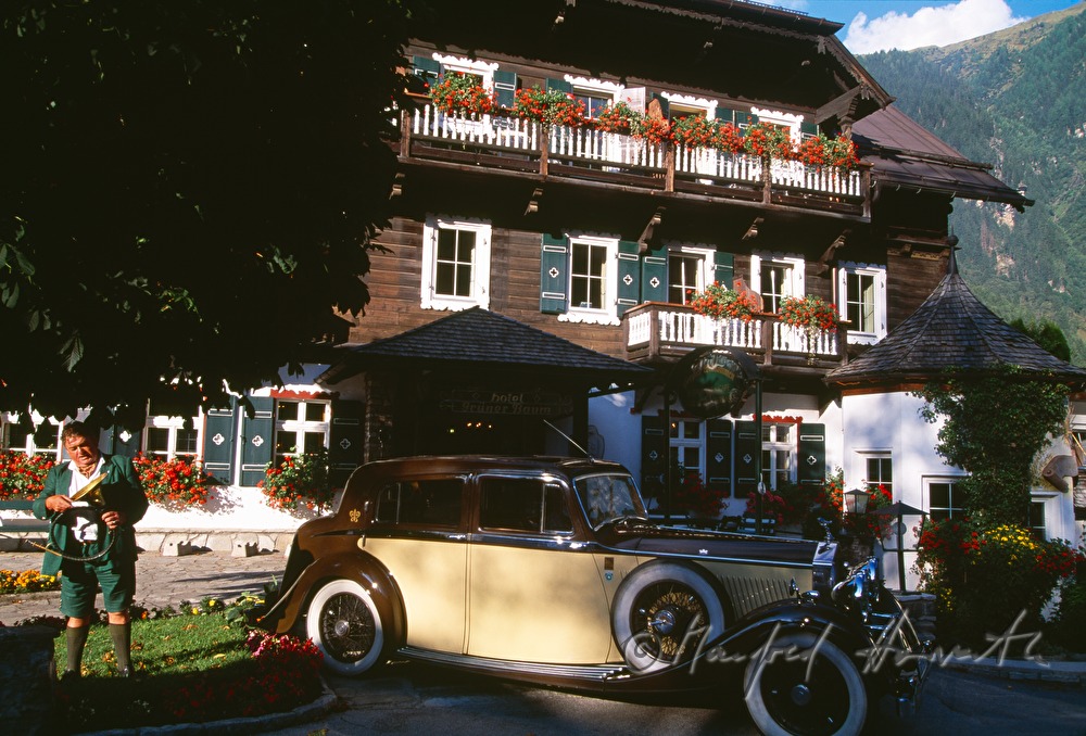 Hotel Grüner Baum, veteran car and driver