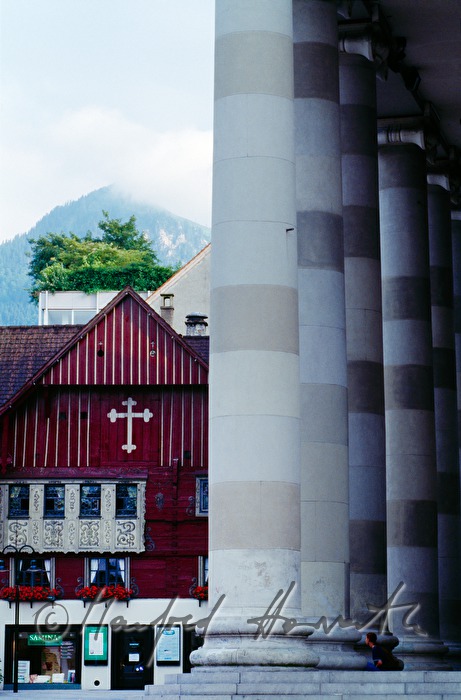 Rotes Haus and columns of Stadtpfarrkirche