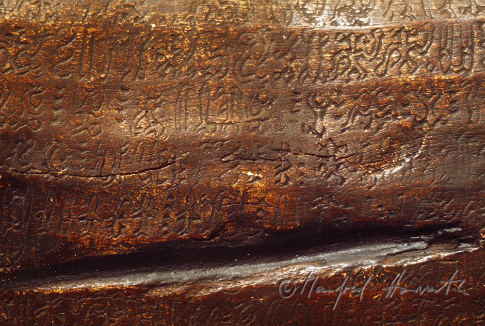 Rapa Nui skript in wood