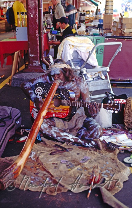 street music, aboriginal plays didgeridoo