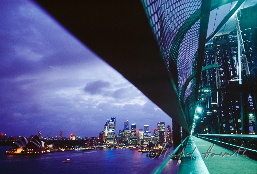 view from the Sydney Harbour Bridge to the center