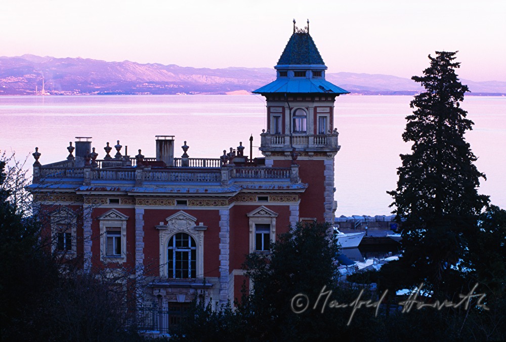 Villa Münz on the waterside promenade