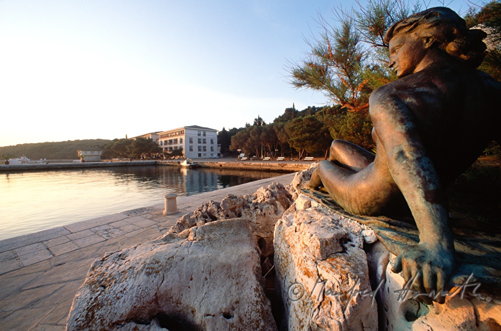 statue and Hotel Neptun