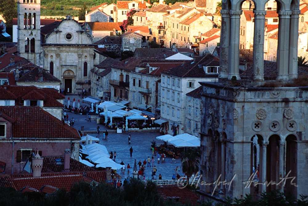 people on the Pjaca (main square)