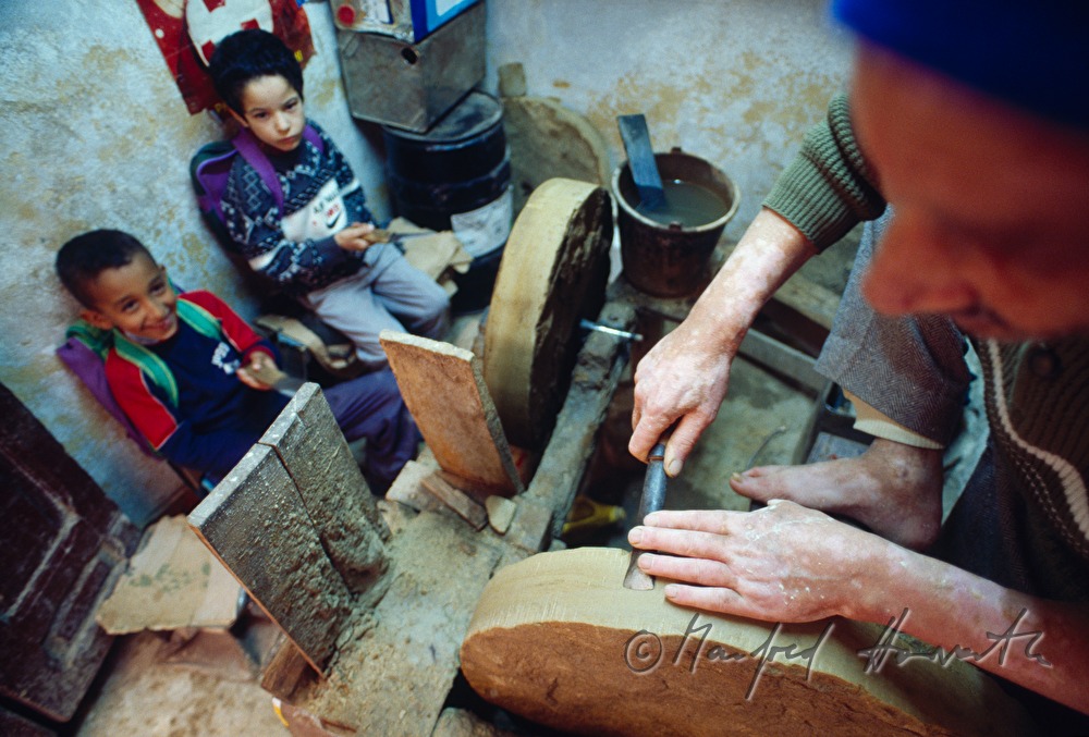 knife grinder in the Souk