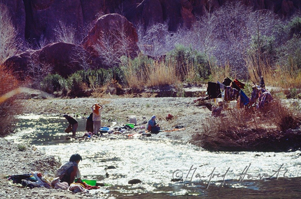 women doing the laundry in the river Dades