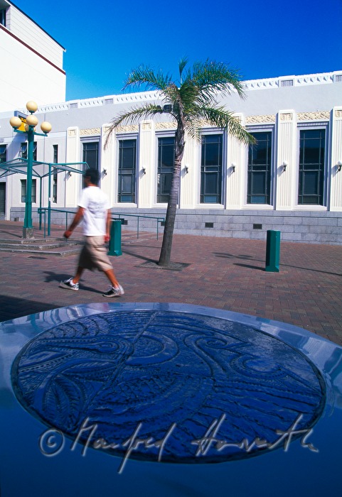 sculpture with Maori-structure