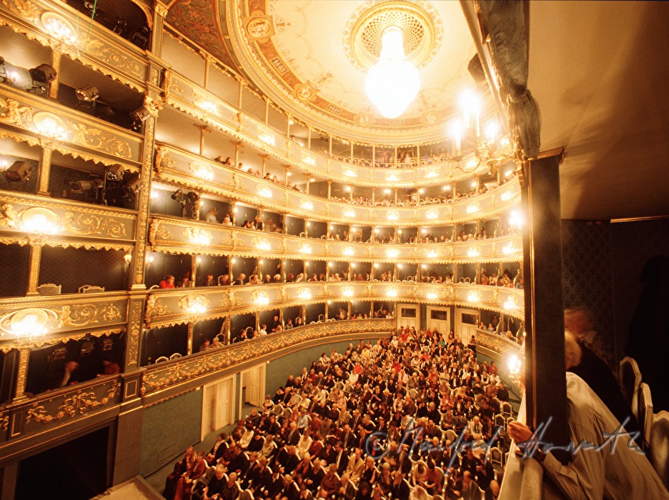 audience during break