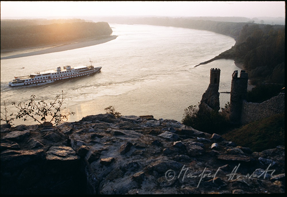cruise vessel on the way upstream