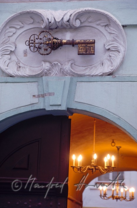 doorway and guild symbol (golden key)