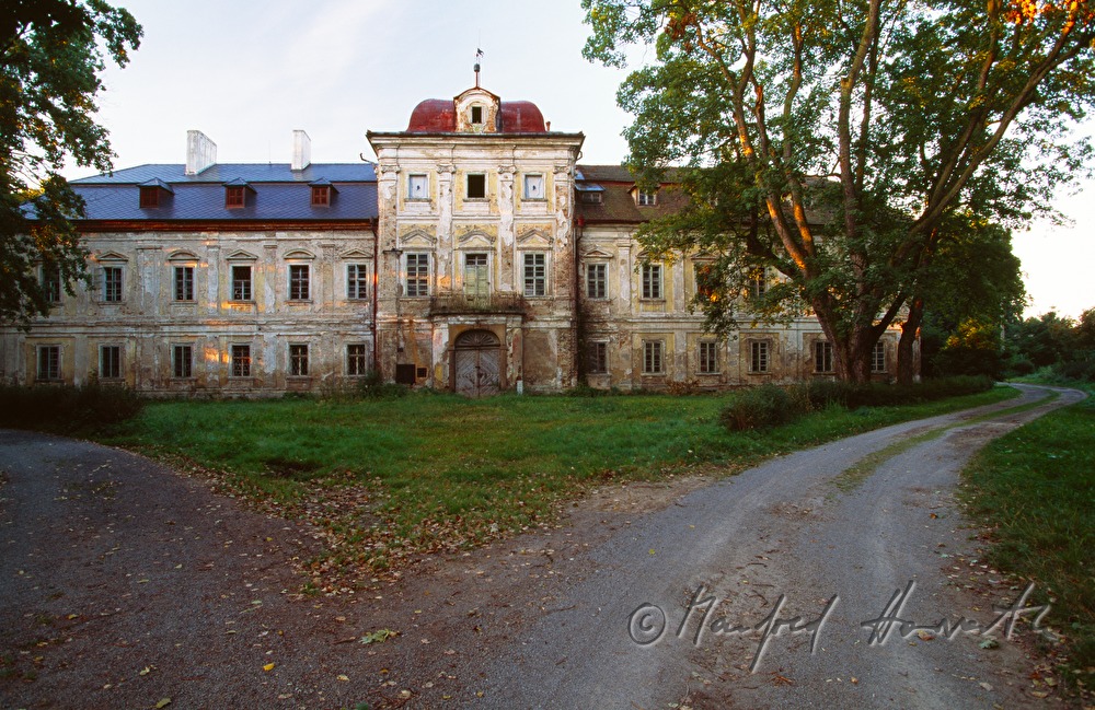 main entrance of Dolní Lukavice castle