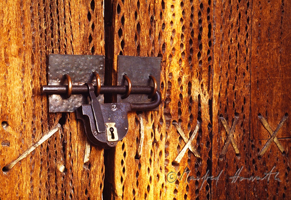 San Francisco de Chiu Chiu, door of the church