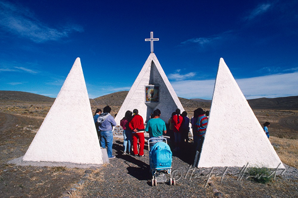 indians pray at achapel