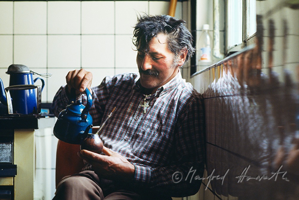 gaucho drinks maté beside the oven