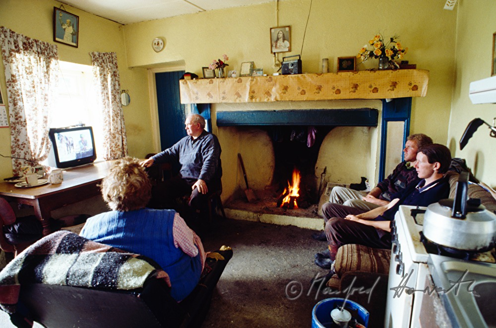 family of the peat diggers in the living room