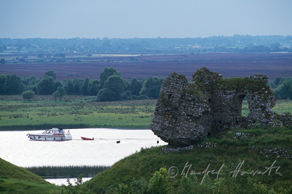 Clonmacnoise Castle and boat on the river