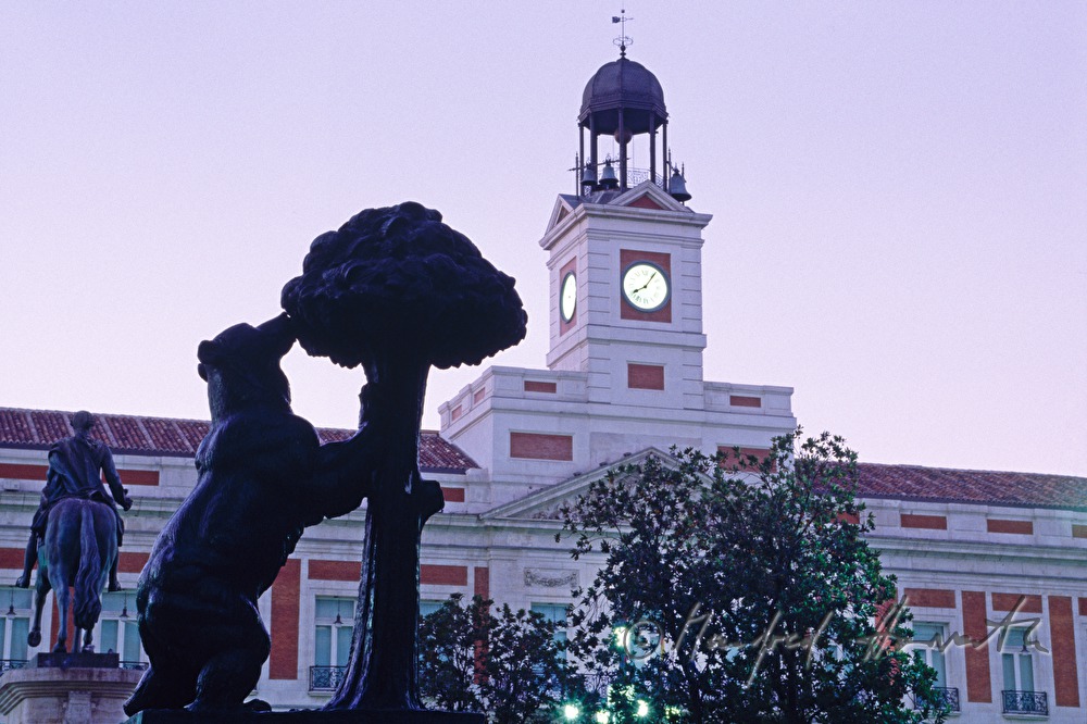 La estatua del oso y del madroño