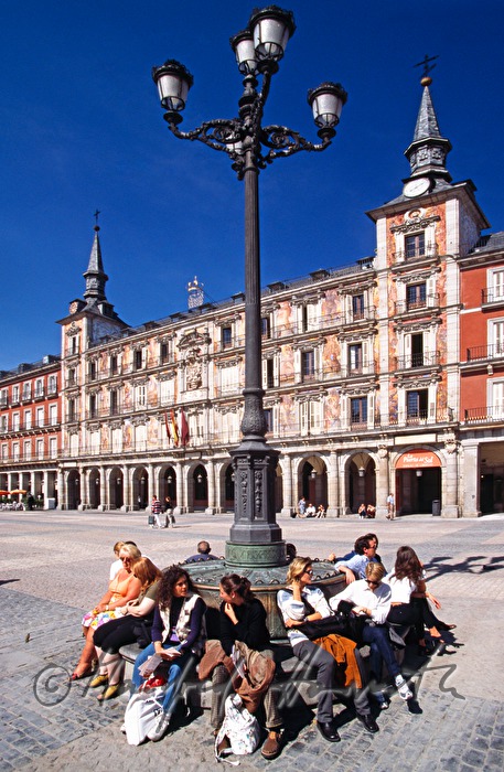 people and the Casa de la Panadería