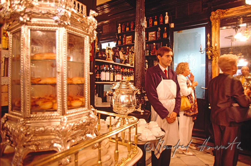 waiter and samovar (with Caldo)