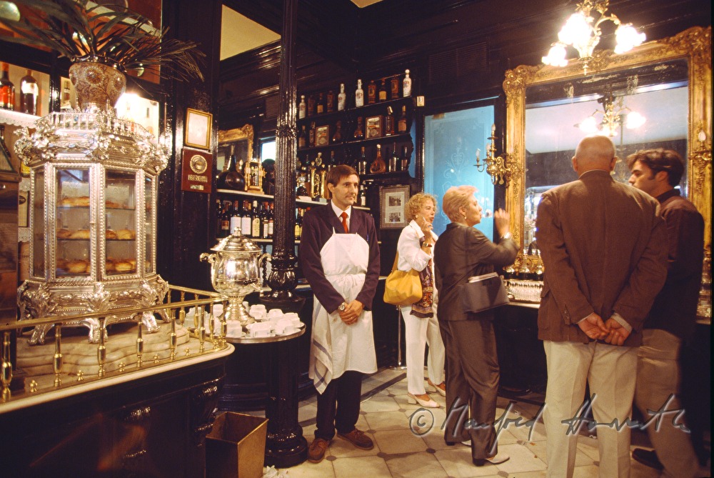 waiter and samovar (with Caldo)
