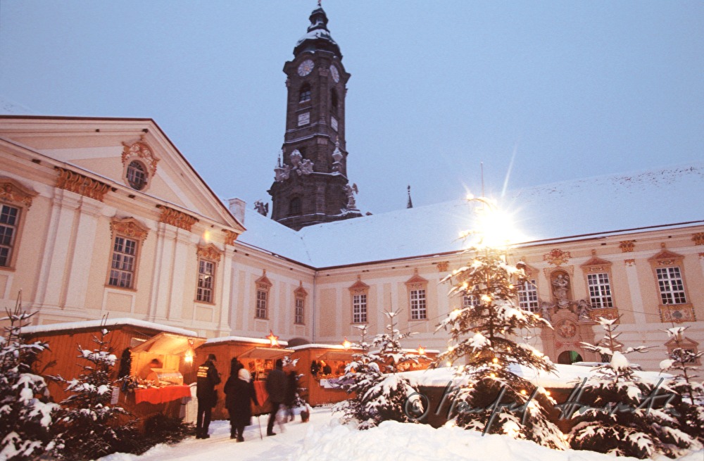 christmas market in the inner courtyard of the monastery