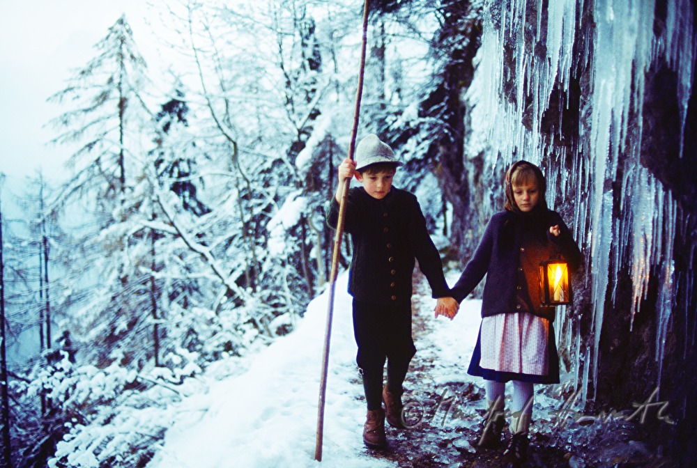 Soleweg, Hallstaetter Lake, boy and girl with lanterns