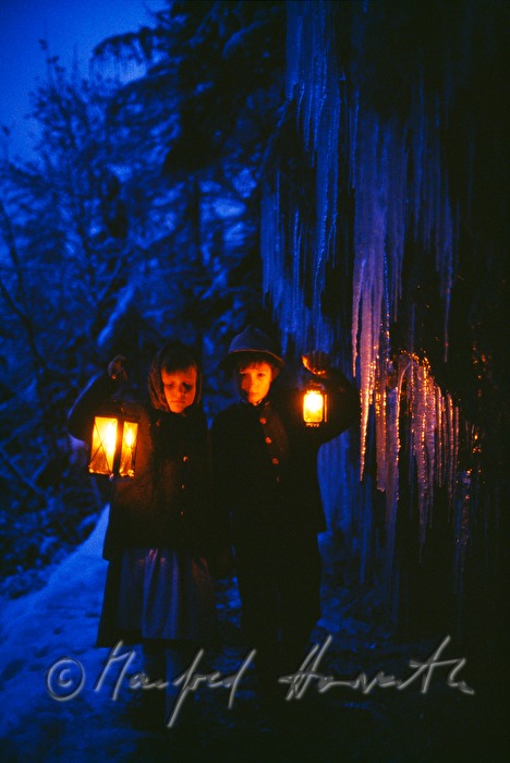 Soleweg, Hallstaetter Lake, boy and girl with lanterns