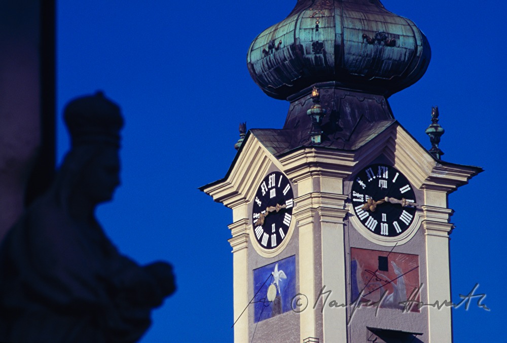 Linzer Landhaus, sundial and church clock