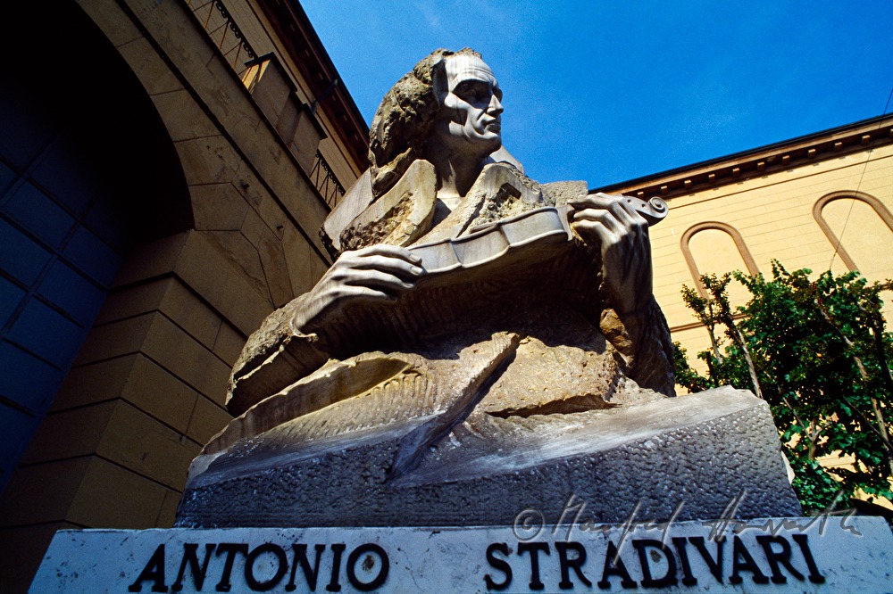 statue of Antonio Stradivari
