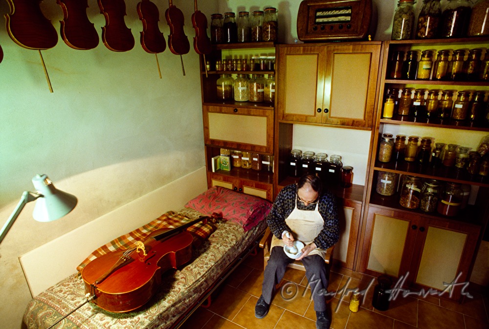 violinmaker mixing varnish